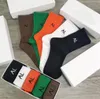 Fashional Hommes Femmes Designer Chaussettes De Sport Avec Lettres Une Boîte 5 Pièces Hommes Femmes Bas Chaussettes De Sport De Haute Qualité Bas 1325v