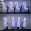 Desempenho de desfile elegante Branco iluminado a caminhar traje inflável de cisne explodir mascote de animal balão para evento