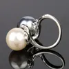 Klusterringar dubbel färg simulerad pärla för kvinnor som lyser strass bred legering band uttalande ring mode smycken2777053