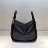 Lyxdesigner modehandväska handväskor ryggsäck plånbok handväska axel crossbody tygväskor mini väska thailändska boyy cari306c