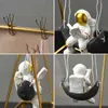 スウィング宇宙飛行士の置物カレンダーデスクの装飾樹脂の装飾現代のリビングルームの装飾ホームアクセサリーCosmonautギフト211108