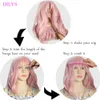 Dilys kurze lockige synthetische Perücke für Damen und Mädchen, bezaubernde Perücken mit Air Bangs, Perückenkappe im Lieferumfang enthalten, rosa Farbe