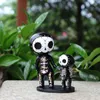 Northeuins Resin 10cm Sugar Skull Mini Figuriner för inredning Mexiko Par Familjstaty Hem Skrivbord Dekoration Gåva för barn 210811