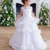 2022 Romantisches dreilagiges Blumenmädchenkleid für Partys, Kleinkinder, Spitze, Kristall, kurze Flügelärmel, U-Boot-Ausschnitt, Hochzeitsgast-Kleider für kleine Mädchen