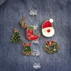 Pins, broscher 1 st Cute Christmas Brosch Pin Sock Candy Cane Xmas Tree Bell Wreath Enamel Semesterduk Tillbehör