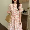 Korejpaaの女性のドレス夏の韓国のシックな女の子甘いラウンドネック油絵エンボス加工大花ウエストパフスリーブvestido 210526