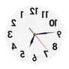 Horloge murale inversée chiffres inhabituels vers l'arrière horloge décorative moderne montre excellente montre pour votre mur 210310