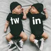 ROMPERS TW IN Letter Print Geboren Baby Baby Jongens Meisjes Wit Bodysuit Twins Romper Jumpsuit Outfits Hipster Kleding 0-24M