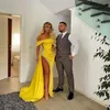 Sexig arabisk gul sjöjungfru prom klänningar med hög slits av axeln pärlstav långa kvällsklänning eleganta formella festklänningar robe de soirée plus storlek