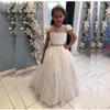 Anpassade vita pärlor Flower Girls Dresses Jewel Neck Kortärmad Kristallbälte Kids Communion Dress A Line Backless Toddler Prom-kappor