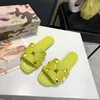 2021 Hot Sale Ny Leather Designer Kvinnor Flat Slippers Fashion Oversized Golden Rivets Sexiga Ladies Slides Sandaler Mode med låda