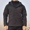 Giacca da uomo Soft Shell Pelle di squalo Pile Impermeabile Giacca a vento antivento Cappotto tattico per l'escursionismo Caccia da campeggio Termico Maschio Y1106