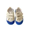 2021 Outono Novo Coreano Crianças Biscoito Sapatos Velcro Sapatos de Lona Boys and Girls Kindergarten Sapatos Brancos Respiráveis ​​G1025