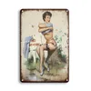 2021 Vintage Sexy Pinup Girl Doccia Poster in metallo Segno Retro Man Cave Wall Arts Poster Tin Plate Chic Bagno Cave Sign Home Room3962070