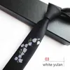 Personnalisé 5CM Skinny Tie Blanc Yulan Broderie Cravate Cravate Étroite Robe Formelle Accessoire Anniversaire Cadeau Graduation Cravat Y1229