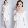 Casual Kleider 2021 Frühling Runway Flare Hülse Süße Weiße Kleid Frauen Quadrat Kragen Perle Tasten Unten Split Solide Elegante Midi