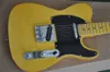 Factory Custom Light Yellow Electric Guitar z chromowanym sprzętem i podstrunnicą klonową, czarny pickguard, zapewnić dostosowane usługi