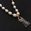 20 '' Freshwater White Rice Pearl Halsband CZ Pave Gold Färgpläterad Insect Hänge Halsband för kvinnor