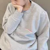 子供のスウェットボーイズの女の子の女の子パーカーの緩いファッションレターウェーブプリントストリートウェアhiphopプルオーバートップ子供カジュアルスウェットシャツ赤ちゃん