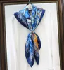 90cm Ny lyx 100% Twill Silk Scarf Kvinnor Mode Kerchief Bandana Moskva Snö Natt Skriv ut Shawl Hijab Headband Hand Rolling Q0828