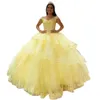 2022 moda amarelo quinceanera vestidos fora do ombro vestido de baile de baile de baile tule plissado applique frisado princesa camisa doce 16 vestido formal