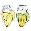 Bella banana Kawaii bianco gatto peloso smalto duro spille animali del fumetto spille accessori per gioielli