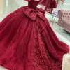 2021 مذهلة الظلام الأحمر فساتين quinceanera مع الزهور foral الدانتيل زين الخامس الرقبة مطرز القوس كبير تول الحلو 16 اللباس حزب فساتين السهرة