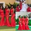 2021 Sexy Africano Vermelho Uma Mermaid Mermaid Vestidos Elásticos Cetim Varredura Jardim Jardim Country Wedding Divisões Vestidos de Honra Vestido Plus Size Chão Comprimento