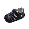 Kleine Jungen Sandalen Echtes Leder Geschlossene Zehe Neue Kinder Schuhe Kleinkind Sommer Schuhe Arch Support Orthopädische Einlegesohle SandQ 210306