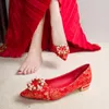 ドレスシューズ女性のハイヒール、ブライダル、刺繍入りスティレットのための中国風の赤いウェディング
