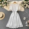 Женщины Diamond Fashion V-образным вырезом с коротким рукавом Slim Sweet кружева белое платье корейская винтажная одежда Vestidos de Mujer S815 210527