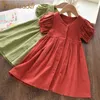 Bärenführer Sommermode Mädchen Kleid Elegante Kinderkostüme Laternenärmel Mädchen Baumwollkleid mit Knopf Feste Kinderkleidung 210708