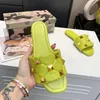 2021 heißer Verkauf Neue Leder Designer Frauen Flache Hausschuhe Mode Übergroße Goldene Nieten Sexy Damen Slides Sandalen Mode mit box