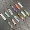 Tumble Natural Quartz Crystal Stone Bar Pendant Handgjord Freeform Healing Ädelsten Justerbar Läder Cord Choker Halsband Män Kvinnor Chakra Yoga Energy Andlig