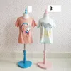 Kinderkleidungsmodell-Requisiten, kommerzielle Möbel, Baby-Stoffmodelle, Präsentationsständer, Fenster, Kleidung, Bühnenobjekt, Kinderfarbe