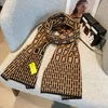 Modny szalik z literami brązowy F projektant kobiet klasyczne szale z dzianiny szal luksusowy projektant ciepłe zimowe brązowe szaliki damskie szale D2109252HL