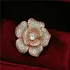 女性シルバーキュービックジルコニアラインストーン花のデザインの気質ファインジュエリーブルーチバレンタインデーの贈り物のためのビンテージブローチ