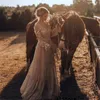 Abiti da sposa rustici da cowgirl country 2022 Champagne Lace Farm Bohemain scollo a V maniche lunghe A Line Hippie Abiti da sposa sexy Abiti da sposa Plus Size CG001