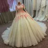 Underbara långa ärmar bröllopsklänningar med 3d blommiga applique handgjorda blommor Scoop Neck Sweep Train Custom Made Wedding Bridal Gown