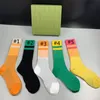 Heet verkoop Vrouwen Mannen Sokken Accessoires Hoge Kwaliteit Mode Ademend Katoen Sok Zomer Outdoor Unisex Letter Printing Soft Rainbow Stocking