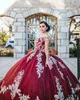 Burgundy 2022 Sequined Ball Gown Quinceanera 드레스 숄더 댄스 파티 드 가운 스윕 연철 달콤한 15 무사한 드레스