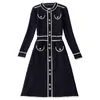 Printemps Manches Longues Col Rond Bleu Blanc Robe Contraste Couleur Stretch Tricoté Panneaux Boutons Simple Boutonnage Élégant Robes Décontractées 21S138B459