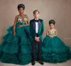 2022 Lindo Hunter Green Girls Vestidos del desfile Joya Cuello Ilusión Cristal Rebordear Vestido de niña de flores Ropa para niños Longitud del piso Cumpleaños Vestidos de comunión Volantes con gradas