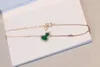 V Guld Charm Hängsmycke Halsband och Armband med röd Agate Green Emerald Diamonds för Kvinnor Bröllop Smycken Present PS3130