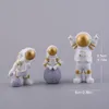 Obiekty dekoracyjne figurki 3PCS Figura Astronauta Akcja Beeldje Mini DIY Figures Speelgoed Home Decor Cute Set177x