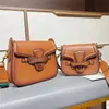 Женщины дизайнерские сумки сумки Saddle Bag Bag Crossbody кошелек сцепление кошелек окрашенные плетеные ремешки двойные буквы G TOLE талии квадратных роскошных сумок рюкзак