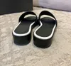 Kvinnor Mules C Tofflor Sandaler Pärlor Sliders Stuffies Toppkvalitet Lambskinn Svart Vit Flat Slippers Ladies Beach Rubber Flip Flops med låda Storlek 35-40 8884