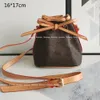 2021 Kvinnor Lyxiga Plånböcker Mini Bucket Väskor Designers Crossbody Axelväska Brun Mode Liten Dragsnöre Tryckt med Blommor Bokstäver Kontrastfärg L21052702