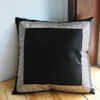 Bulle d'oreiller de mode de luxe Matériau en velours noir et motif de broderie géométrique en or léger coussin de taie d'oreiller de style européen CoV2960523