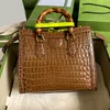 Couro de crocodilo de alta qualidade Diana Diana Bamboo Tote Bag Designers Handbag Saco de ombro encantador para feminino Pochette Pochette Python 271i